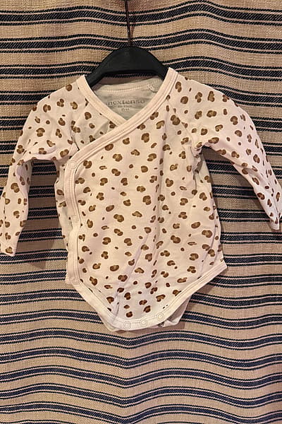Body para bebé con estampado de leopardo by Nextenso — pre-loved on Thrifted.mt