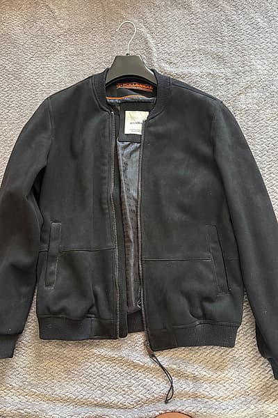 Pull&Bear black bomber jacket by Pull&Bear — pre-loved on Thrifted.mt