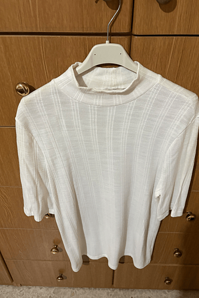 White Ribbed Mock Neck Top by George — pre-loved on Thrifted.mt