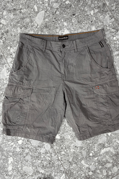 Pantalones cortos cargo grises Napapijri by Napapijri — pre-loved on Thrifted.mt