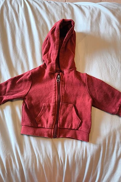 Red baby zip-up hoodie by Kiabi — pre-loved on Thrifted.mt