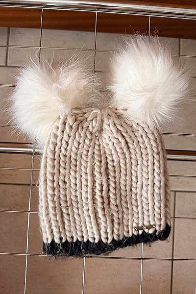 River Island Beanie — pre-loved on Thrifted.mt