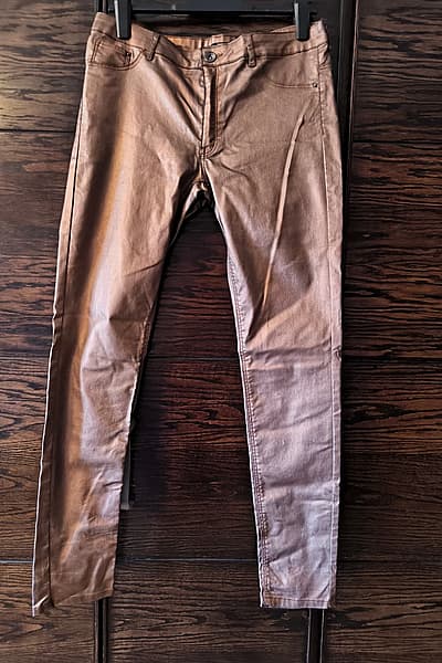 Metallic bronze skinny trousers by H&M — pre-loved on Thrifted.mt