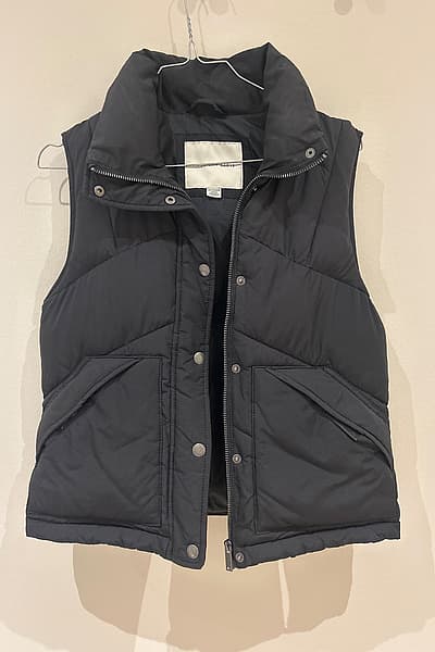American Eagle black sleeveless jacket by American Eagle — pre-loved on Thrifted.mt