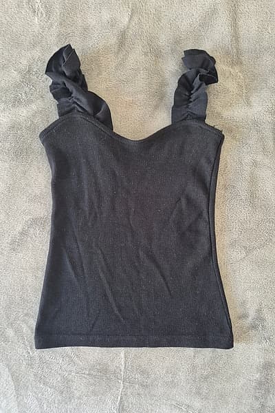Top sin mangas con tirantes y volantes acanalados en negro — pre-loved on Thrifted.mt