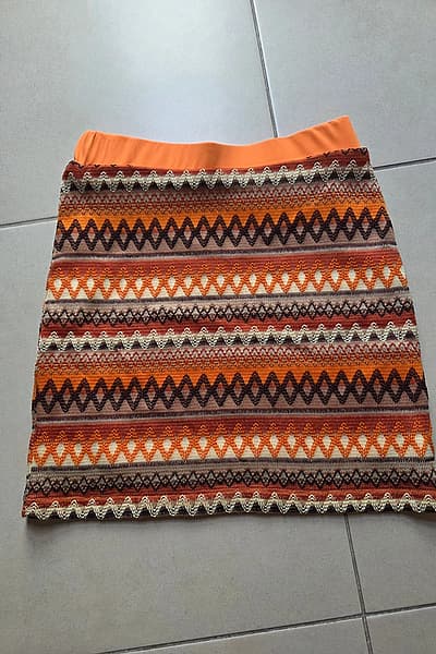 Patterned knitted mini skirt by Temu — pre-loved on Thrifted.mt
