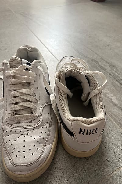 Classic Nike White Trainers by Nike — pre-loved on Thrifted.mt
