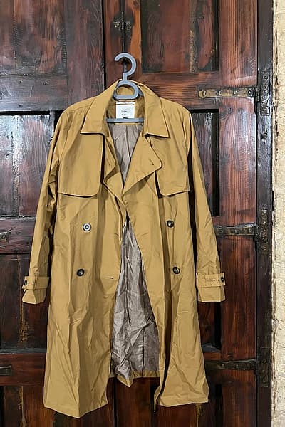 Trench clásico color camel by A New Day — pre-loved on Thrifted.mt