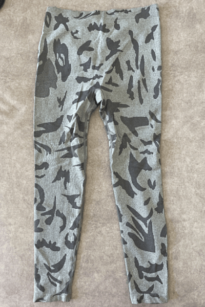Grey camouflage ruched leggings — pre-loved on Thrifted.mt