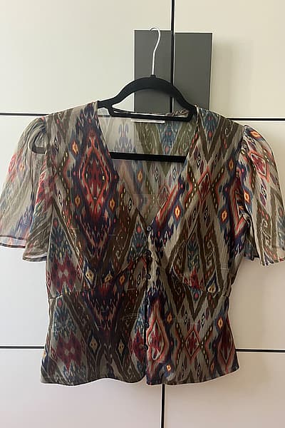 Patterned V-neck button-down blouse by Promod — pre-loved on Thrifted.mt
