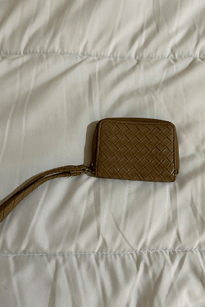 Woven Tan Zip Around Purse — pre-loved on Thrifted.mt