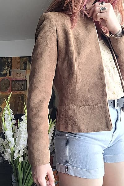 Vintage Italian brown jacket with cute details — pre-loved on Thrifted.mt
