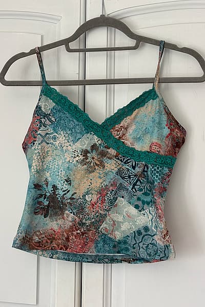 Patterned camisole with lace trim — pre-loved on Thrifted.mt