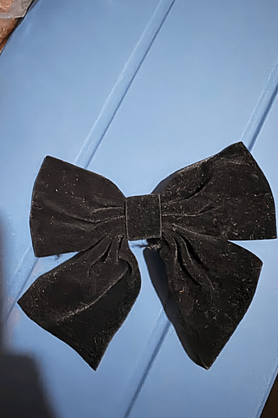 Pinza para el cabello con lazo de terciopelo negro — pre-loved on Thrifted.mt