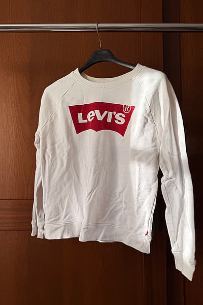 Levis Sweatshirt — pre-loved on Thrifted.mt