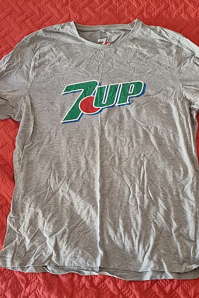 7Up grey graphic t-shirt by Unbranded — pre-loved on Thrifted.mt