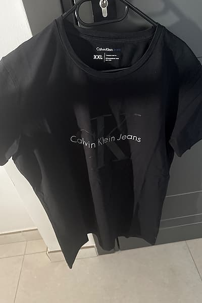 Black Logo T‑Shirt by Calvin Klein Jeans — pre-loved on Thrifted.mt