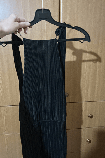Black Pleated Sleeveless Dress by boohoo — pre-loved on Thrifted.mt