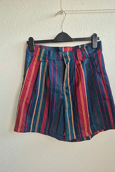 Striped high-waisted tailored shorts — pre-loved on Thrifted.mt