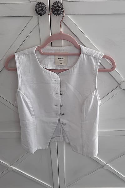 White linen-blend button waistcoat by Koton — pre-loved on Thrifted.mt