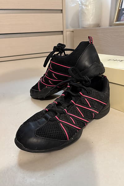 Bloch Split Sole Dance Sneakers (UK Size 6) by Bloch — pre-loved on Thrifted.mt