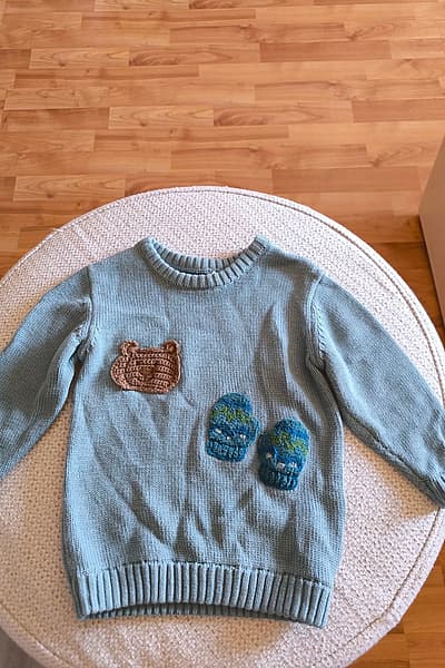 Baby blue bear knit jumper by Sfera — pre-loved on Thrifted.mt