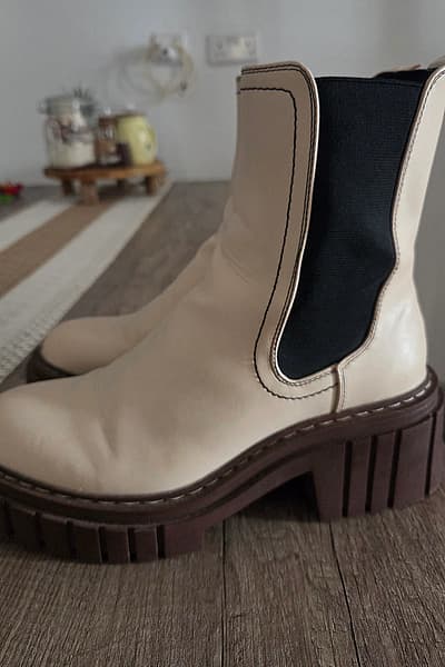 Cream Chunky Sole Chelsea Boots by Stradivarius — pre-loved on Thrifted.mt