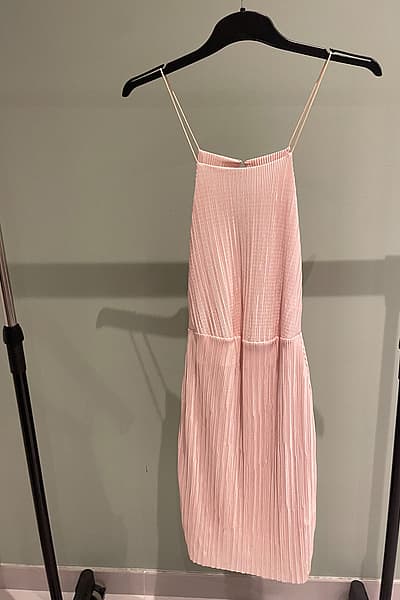Pink Pleated Petite Dress by boohoo — pre-loved on Thrifted.mt