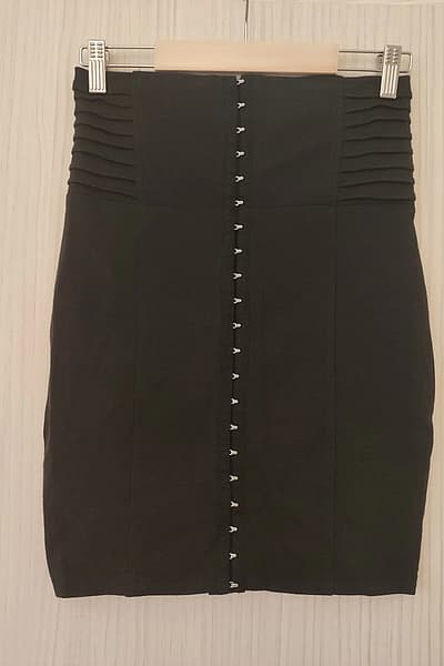 Black hook-and-eye High-waisted skirt — pre-loved on Thrifted.mt