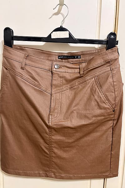 Brown faux leather mini skirt by Lefties — pre-loved on Thrifted.mt