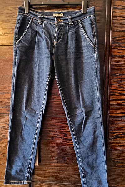 Jeans Dorothy Perkins dal lavaggio scuro by Dorothy Perkins — pre-loved on Thrifted.mt