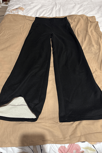 Pantalones negros de corte ancho — pre-loved on Thrifted.mt