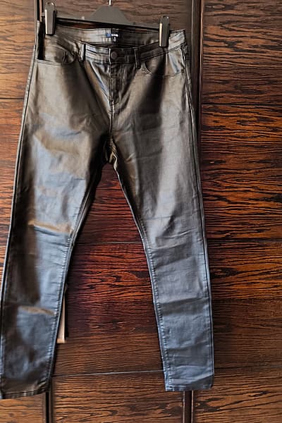 Black coated skinny trousers by Kiabi — pre-loved on Thrifted.mt