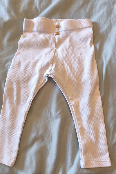 White ribbed baby leggings by Kiabi — pre-loved on Thrifted.mt