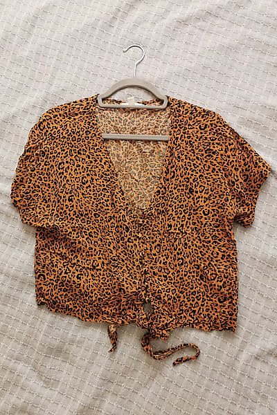 H&M Leopard Print Crop Top. 100% Viscoze by H&M — pre-loved on Thrifted.mt