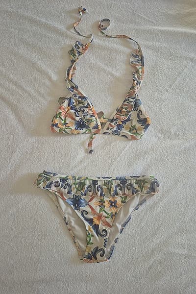Floral Ruffle Bikini Swimsuit Set — pre-loved on Thrifted.mt