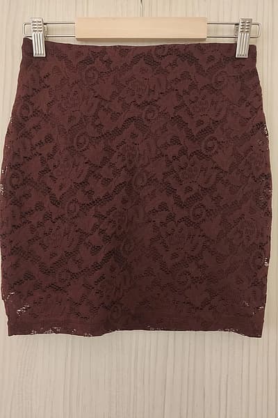 Burgundy lace mini skirt by Pull&Bear — pre-loved on Thrifted.mt