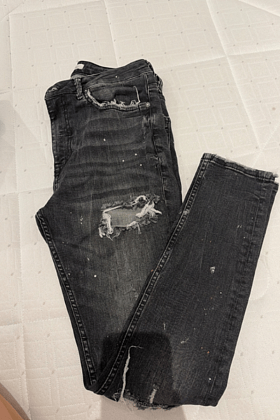 Vaqueros pitillo negros desgastados de Zara by Zara — pre-loved on Thrifted.mt