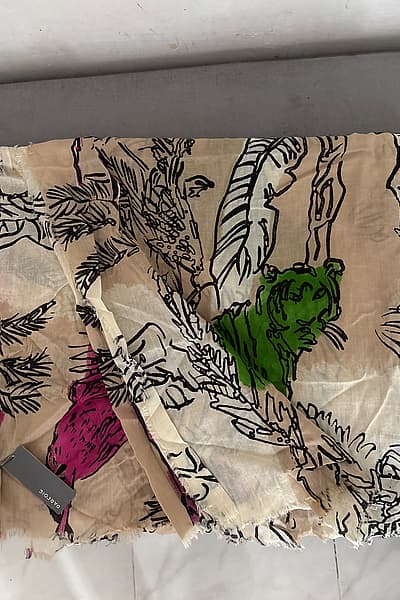 Parfois patterned lightweight scarf by Parfois — pre-loved on Thrifted.mt