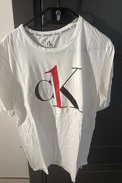 White logo T‑shirt by Calvin Klein — pre-loved on Thrifted.mt