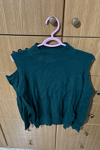 Cold Shoulder Knit Jumper — pre-loved on Thrifted.mt