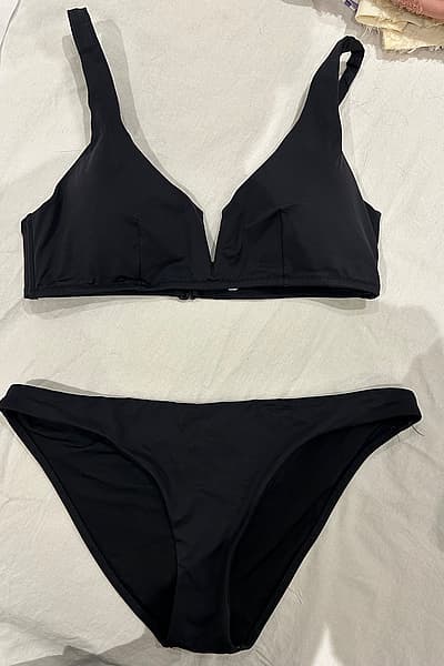 Oysho Minimalist black bikini set — pre-loved on Thrifted.mt