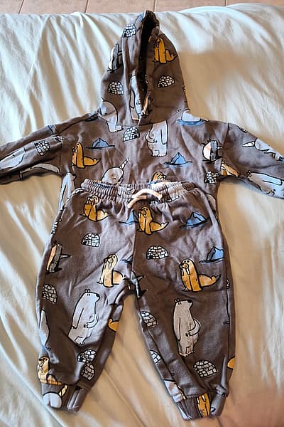 Completo sportivo con stampa animalier artica by Lefties — pre-loved on Thrifted.mt