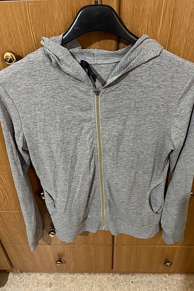 Grey Lightweight Zip Up Hoodie — pre-loved on Thrifted.mt