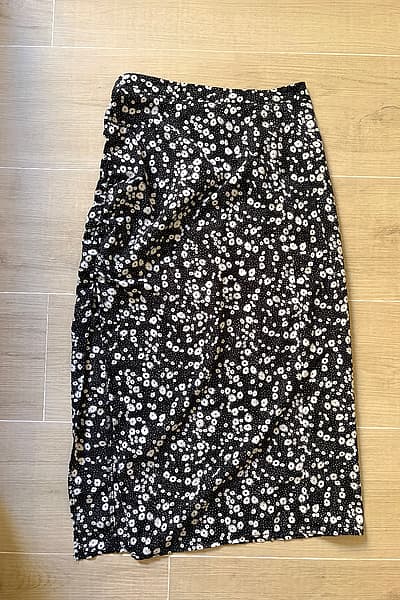 Black floral midi skirt — pre-loved on Thrifted.mt