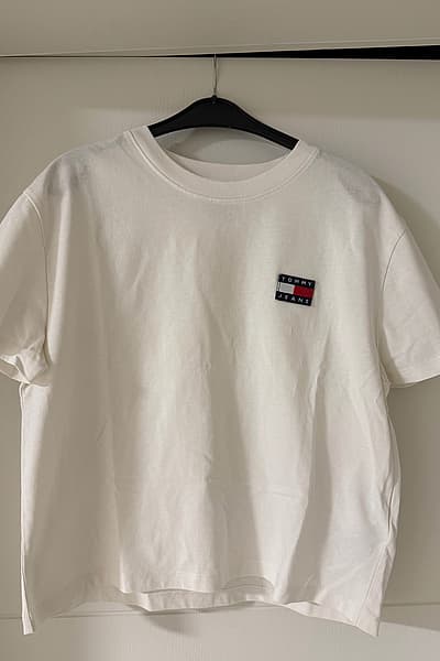 Tommy Jeans white logo t-shirt by Tommy Jeans — pre-loved on Thrifted.mt