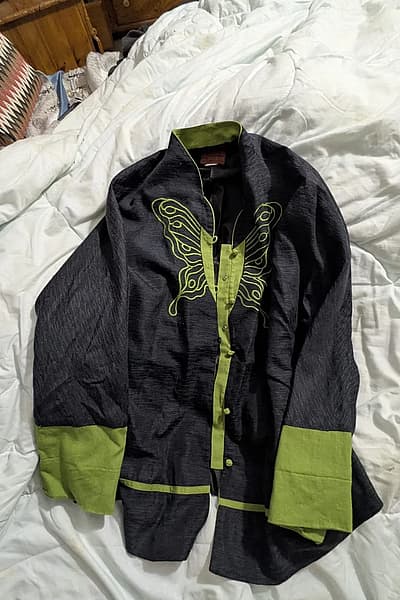 Butterfly embroidered button-up shirt — pre-loved on Thrifted.mt
