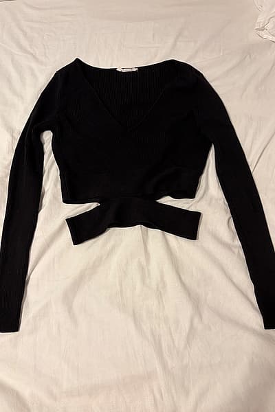 Black Ribbed Wrap Crop Top by Terranova — pre-loved on Thrifted.mt