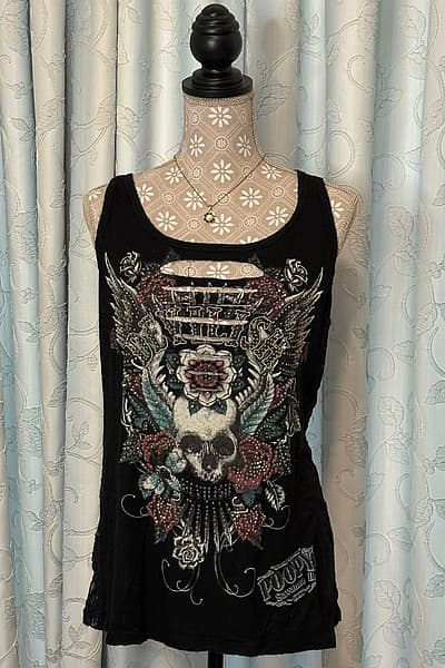 Poopy shirt Y2K by Unamed Brand — pre-loved on Thrifted.mt
