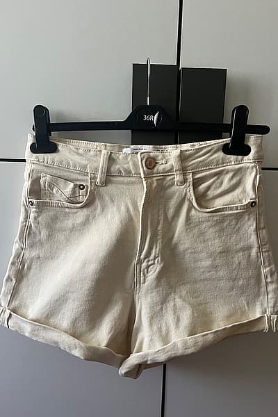 Cream denim rolled hem shorts by Stradivarius — pre-loved on Thrifted.mt